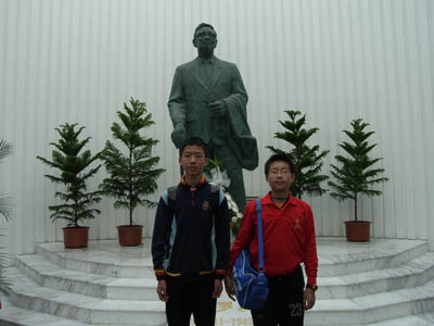 两位初二同学在华老铜像前合影.JPG