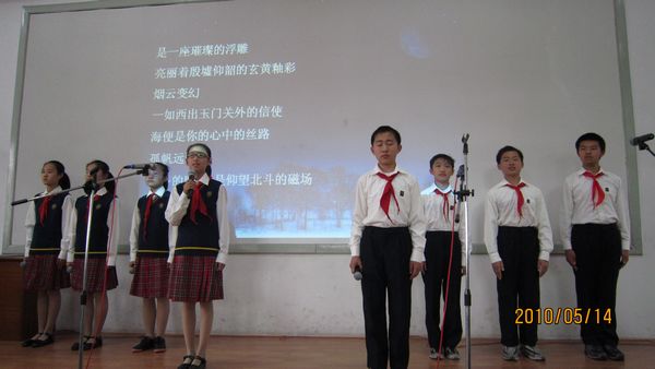 虽然本次比赛发生了一些突发状况,但朗诵者能灵活变换,并没墨守成规.